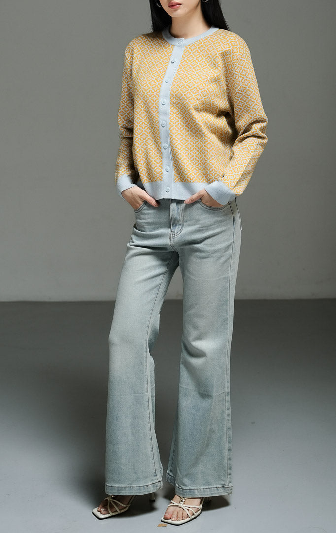 Cardigan rajut wanita lengan panjang warna kuning cerah (yellow pattern knit cardigan) Zayley Cardigan dengan detail motif menarik, kancing depan klasik, saku fungsional, serta bahan rajut elastis yang nyaman.