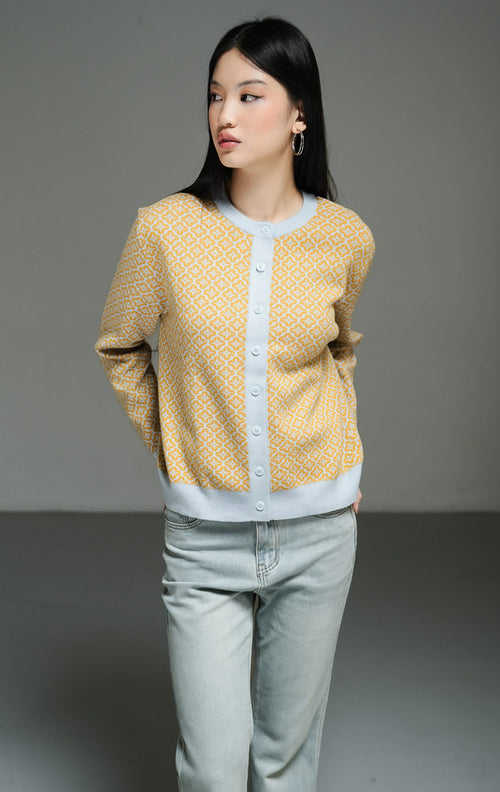 Cardigan rajut wanita lengan panjang warna kuning cerah (yellow pattern knit cardigan) Zayley Cardigan dengan detail motif menarik, kancing depan klasik, saku fungsional, serta bahan rajut elastis yang nyaman.
