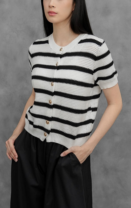 tinamarie perforated striped knit outer whiteLuaran rajut (outer) wanita lengan pendek warna putih (white) dengan motif garis-garis hitam Tinamarie Outer berbahan perforated knit, kerah bulat, dan kancing depan warna emas.