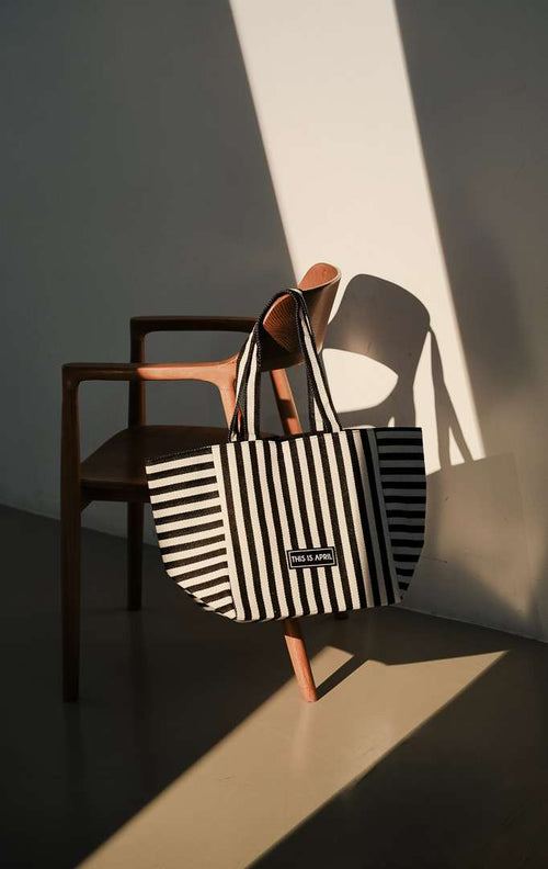tas jinjing tote bag wanita bahan kanvas tebal motif garis salur kombinasi hitam dan putih dari This Is April.