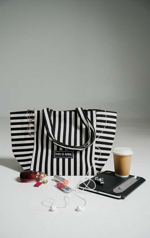 tas jinjing tote bag wanita bahan kanvas tebal motif garis salur kombinasi hitam dan putih dari This Is April.
