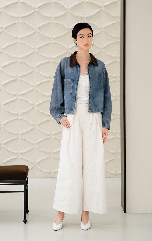 Jaket denim wanita warna biru Lucas Jacket dengan detail kerah korduroi (corduroy collar) warna cokelat, saku fungsional, dan gaya modern utility. 