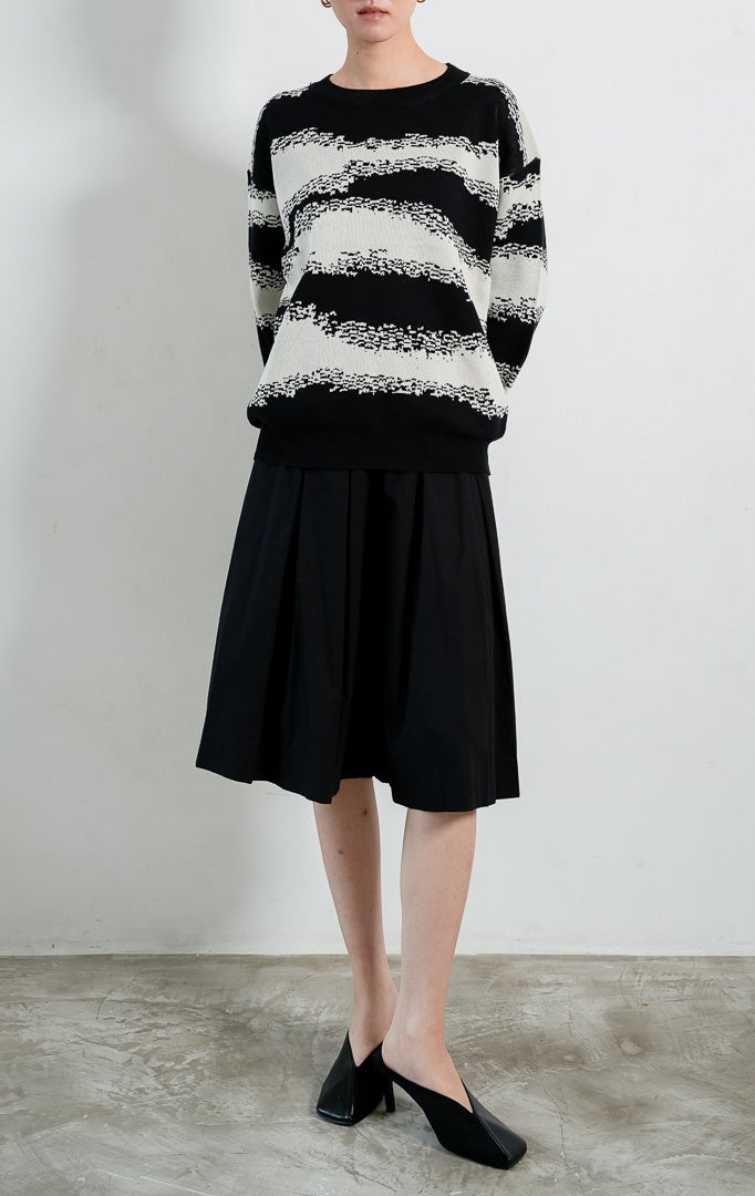 Sweter rajut wanita lengan panjang warna hitam putih (black and white abstract pattern) Valentina Sweater berbahan rajut lembut (soft knit) dengan kerah bulat (round neckline) dan potongan longgar (relaxed fit).