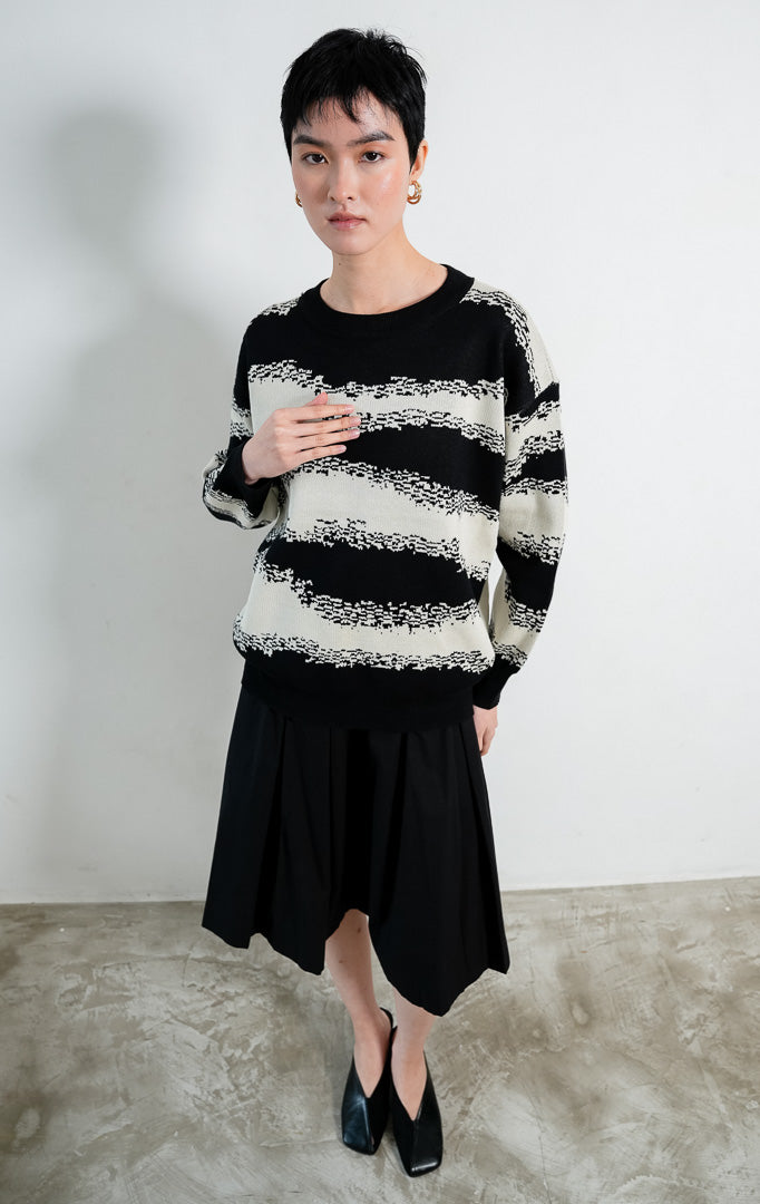 Sweter rajut wanita lengan panjang warna hitam putih (black and white abstract pattern) Valentina Sweater berbahan rajut lembut (soft knit) dengan kerah bulat (round neckline) dan potongan longgar (relaxed fit).