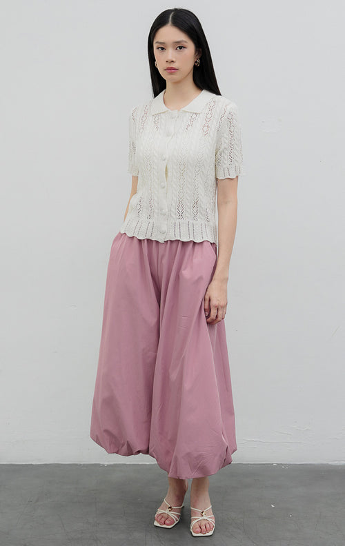 Atasan rajut wanita lengan pendek warna putih (white) Valorie Top berkerah polo dengan motif rajut berlubang (pointelle cable-knit) dan bukaan kancing depan.