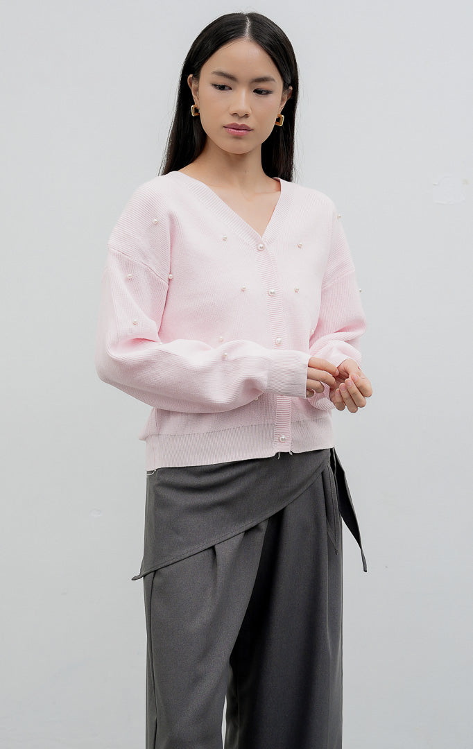 Kardigan rajut wanita lengan panjang warna pink Vanessa Cardigan dengan kerah V (V-neck), bukaan kancing depan, dan aksen hiasan mutiara (scattered pearl details).