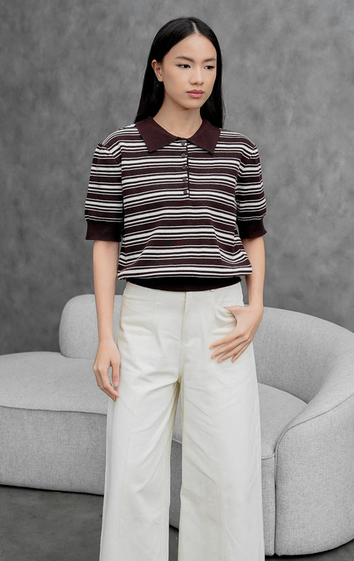 Atasan rajut wanita lengan pendek warna cokelat tua (dark brown) Varnel Top bermotif garis horizontal (striped) dengan kerah polo dan bukaan kancing depan. 