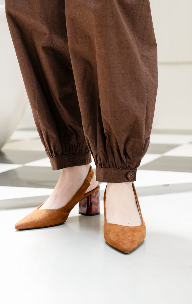Celana panjang wanita Veilon Buttoned Long Pants warna dark brown (cokelat tua) berbahan breathable cotton premium dengan potongan terstruktur yang nyaman dipakai seharian. 