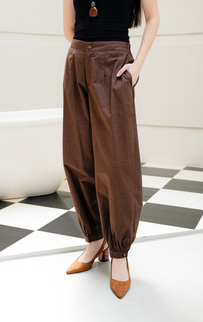Celana panjang wanita Veilon Buttoned Long Pants warna dark brown (cokelat tua) berbahan breathable cotton premium dengan potongan terstruktur yang nyaman dipakai seharian. 