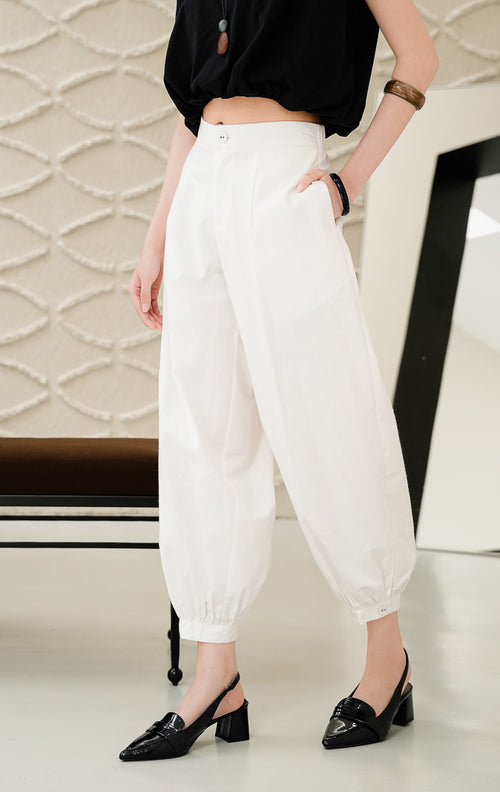 Celana panjang wanita Veilon Buttoned Long Pants warna white (putih) berbahan breathable cotton dengan detail kancing depan untuk tampilan clean & structured. 