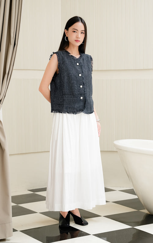Rompi vest wanita tanpa lengan Vera Vest warna navy biru tua bahan tweed dengan detail aksen fringe serabut halus dan kancing depan. 