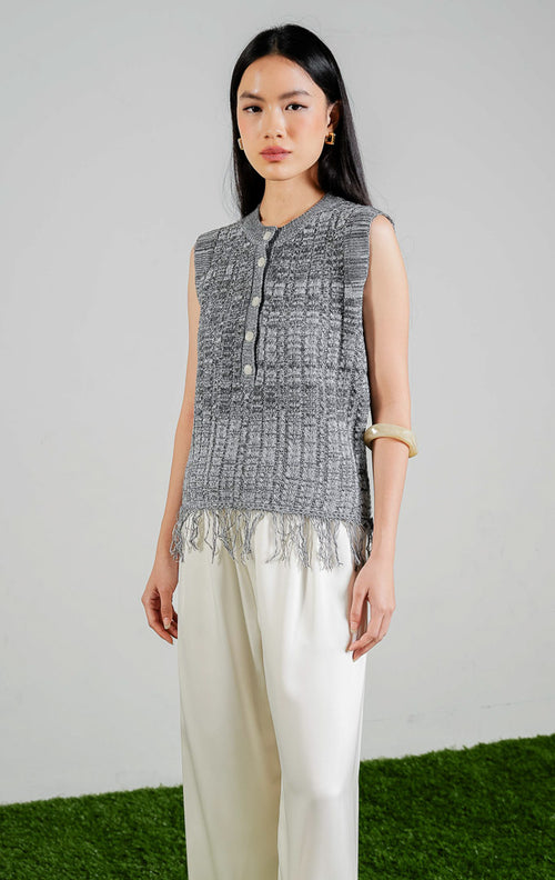 Arwyn Basketweave Pattern Sleeveless Knit Vest warna grey, baju rompi rajut tanpa lengan wanita motif anyaman abu-abu dengan detail rumbai di ujung dari This Is April. 