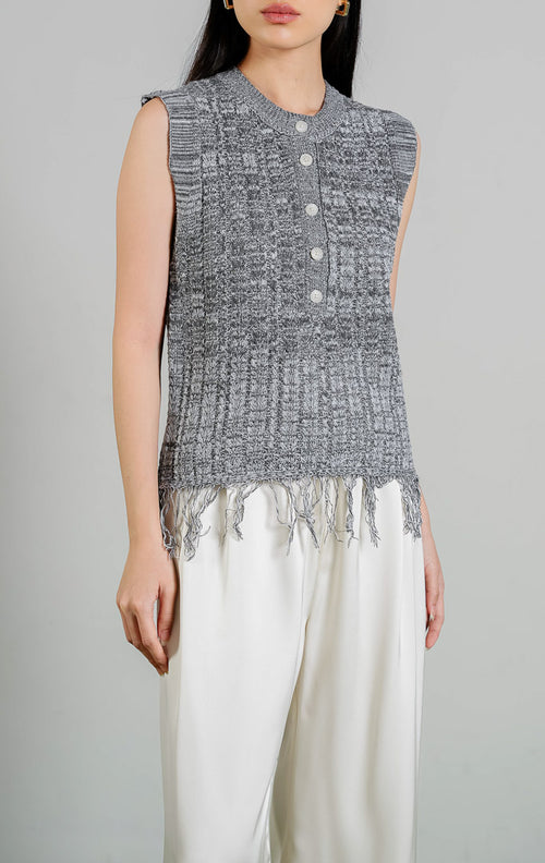 Arwyn Basketweave Pattern Sleeveless Knit Vest warna grey, baju rompi rajut tanpa lengan wanita motif anyaman abu-abu dengan detail rumbai di ujung dari This Is April. 