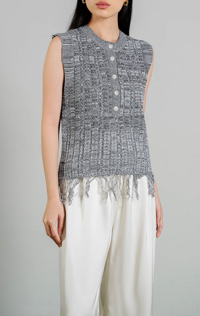 Arwyn Basketweave Pattern Sleeveless Knit Vest warna grey, baju rompi rajut tanpa lengan wanita motif anyaman abu-abu dengan detail rumbai di ujung dari This Is April. 