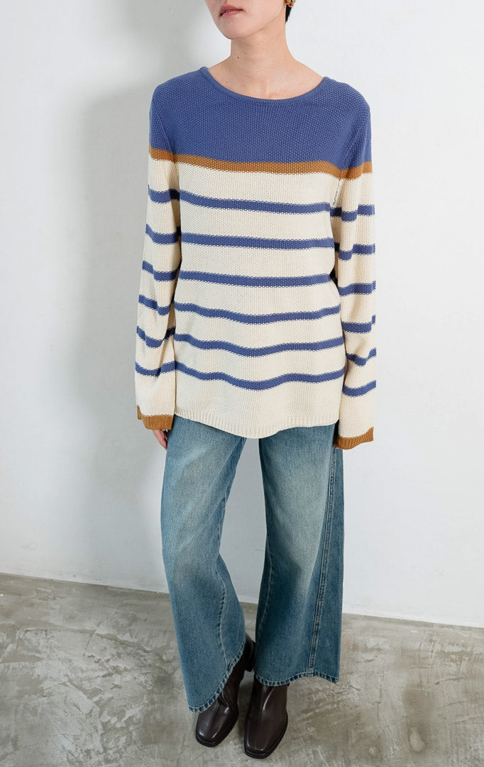 Sweter rajut wanita lengan panjang warna ivory kombinasi biru (ivory blue striped) Vico Sweater berbahan rajut bertekstur (textured knit) dengan kerah bulat (round neckline).
