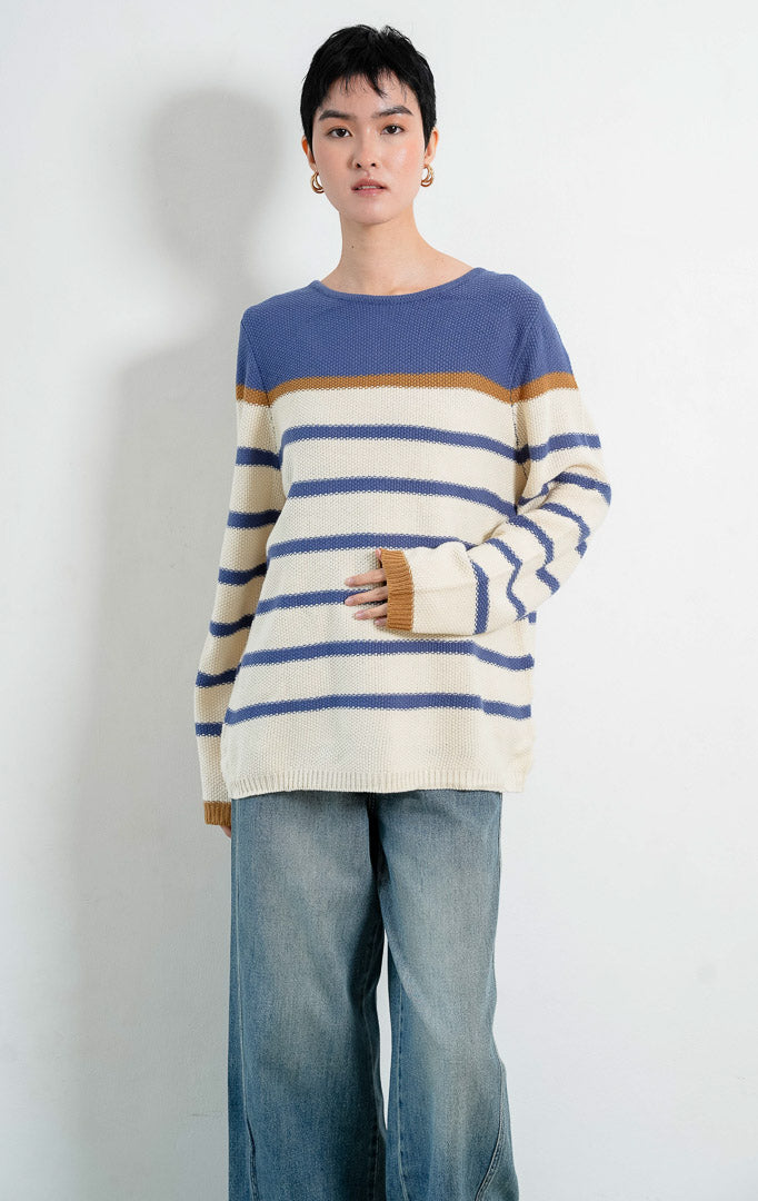 Sweter rajut wanita lengan panjang warna ivory kombinasi biru (ivory blue striped) Vico Sweater berbahan rajut bertekstur (textured knit) dengan kerah bulat (round neckline).