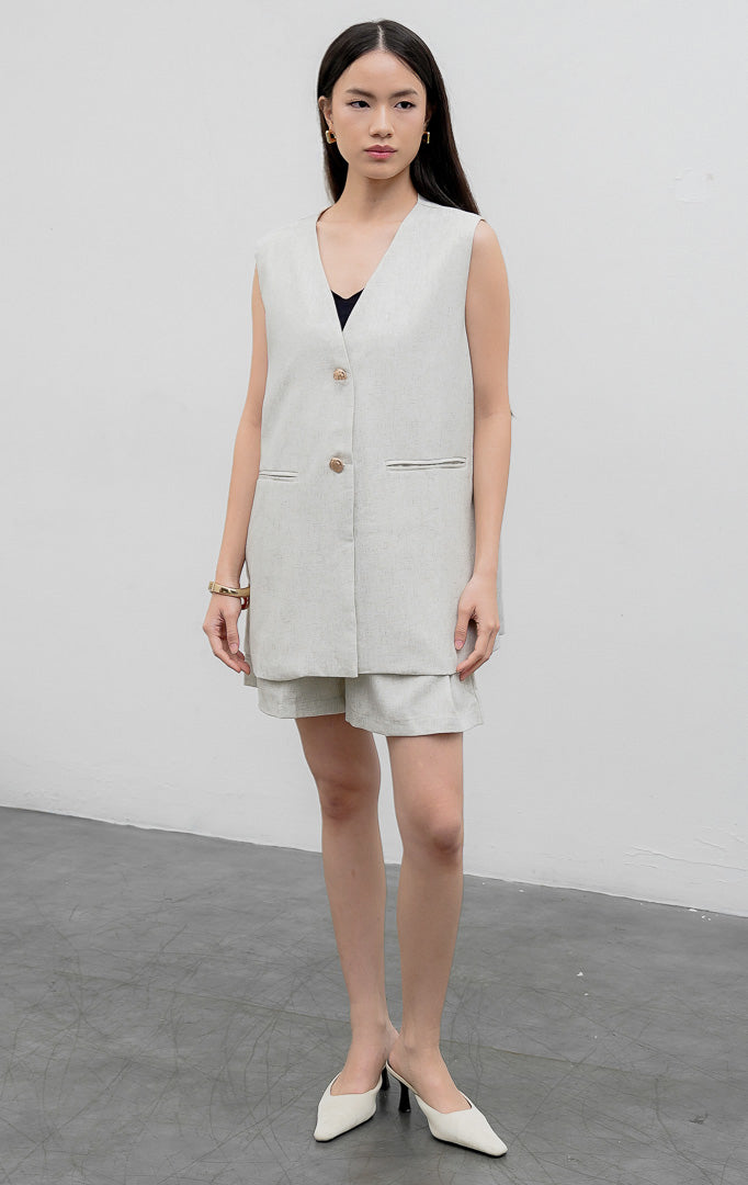 Rompi panjang wanita (longline vest) tanpa lengan warna abu-abu muda (light grey) Viravia Vest berbahan campuran katun-poliester terstruktur dengan kerah V-neck, bukaan kancing depan, dan saku samping. 