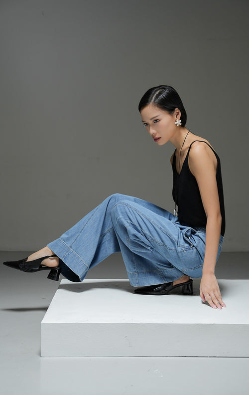 Celana panjang jeans wanita Vireya Pants warna light denim biru muda dengan potongan baggy berlonggar, detail jahitan kontras, dan pinggang karet belakang. 