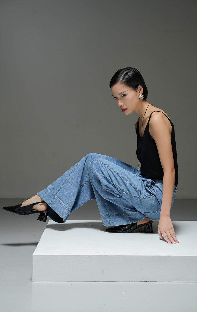 Celana panjang jeans wanita Vireya Pants warna light denim biru muda dengan potongan baggy berlonggar, detail jahitan kontras, dan pinggang karet belakang. 