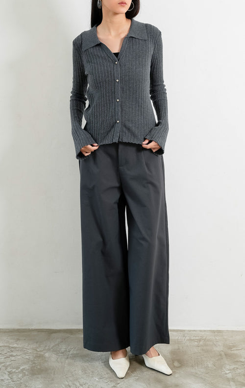 Kardigan rajut wanita lengan panjang warna abu-abu (grey) Wetherley Cardigan bertekstur salur (ribbed knit) dengan kerah V berkancing depan, lengan mekar (trumpet sleeves), dan detail pinggir kerut (scalloped edges).