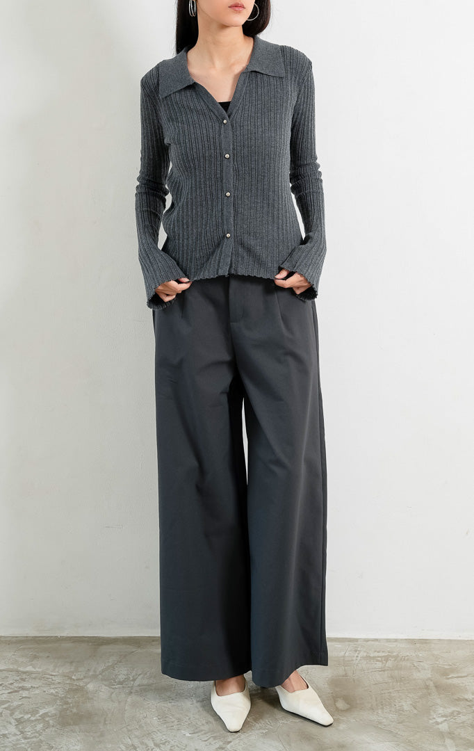 Kardigan rajut wanita lengan panjang warna abu-abu (grey) Wetherley Cardigan bertekstur salur (ribbed knit) dengan kerah V berkancing depan, lengan mekar (trumpet sleeves), dan detail pinggir kerut (scalloped edges).