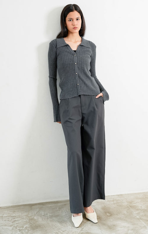 Kardigan rajut wanita lengan panjang warna abu-abu (grey) Wetherley Cardigan bertekstur salur (ribbed knit) dengan kerah V berkancing depan, lengan mekar (trumpet sleeves), dan detail pinggir kerut (scalloped edges).
