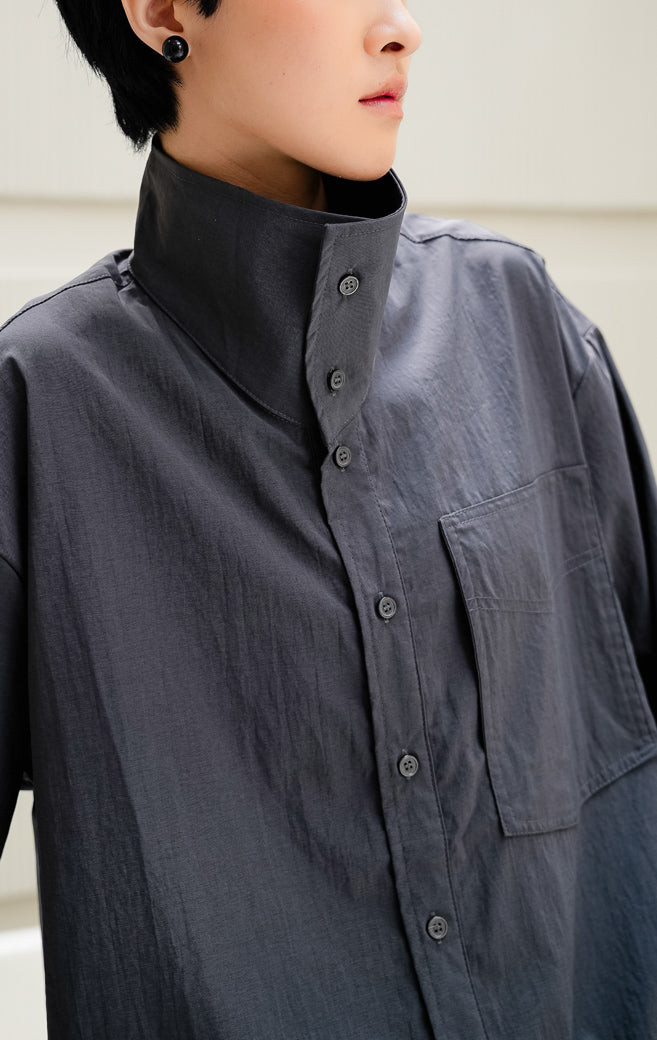 Kemeja oversized wanita Whittley Top warna dark grey (abu-abu tua) bahan cotton poplin dengan saku dada (side chest pocket) dan kancing depan style clean & minimalist. 