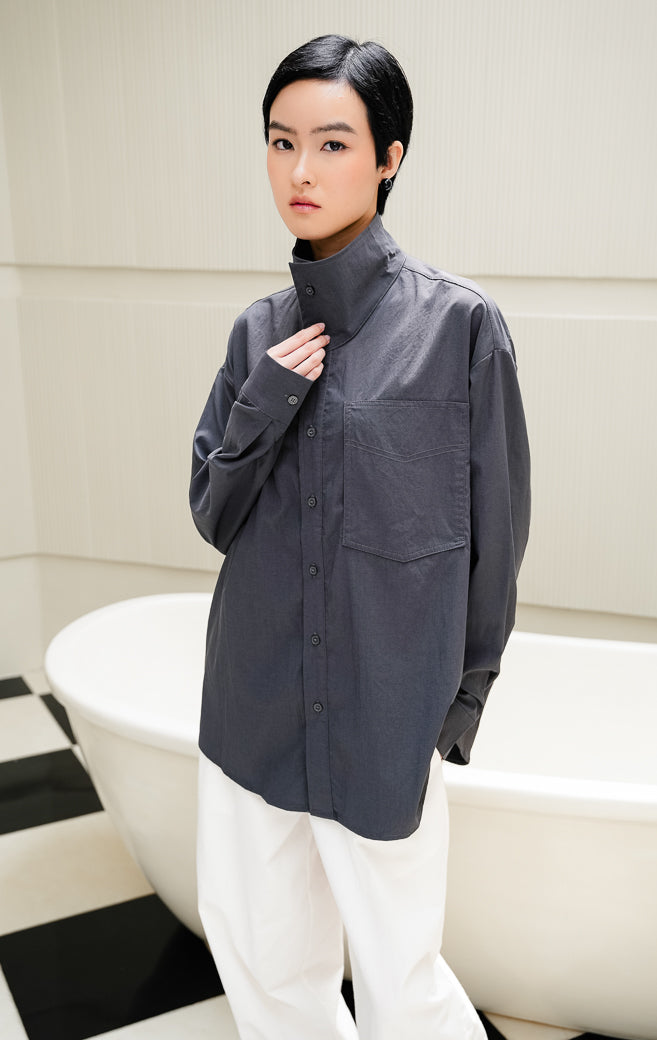 Kemeja oversized wanita Whittley Top warna dark grey (abu-abu tua) bahan cotton poplin dengan saku dada (side chest pocket) dan kancing depan style clean & minimalist. 