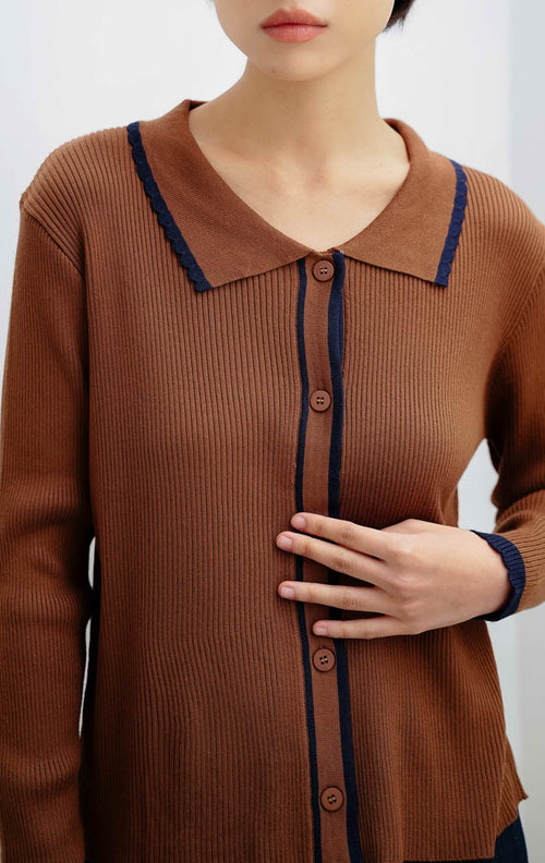 Cardigan rajut wanita warna cokelat (brown) Windrow Cardigan berbahan rib knit dengan aksen lis kontras warna navy dan siluet relaxed fit.