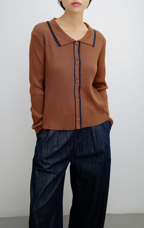 Cardigan rajut wanita warna cokelat (brown) Windrow Cardigan berbahan rib knit dengan aksen lis kontras warna navy dan siluet relaxed fit.