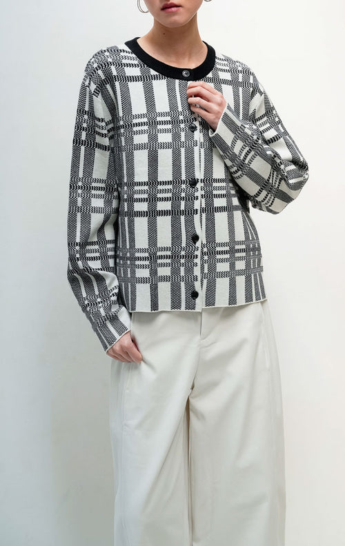 Kardigan rajut wanita lengan panjang warna hitam putih motif kotak-kotak (black and white checked pattern) Yamila Cardigan dengan kerah bulat (round neckline), kancing depan, dan list rajut hitam (ribbed trim). 