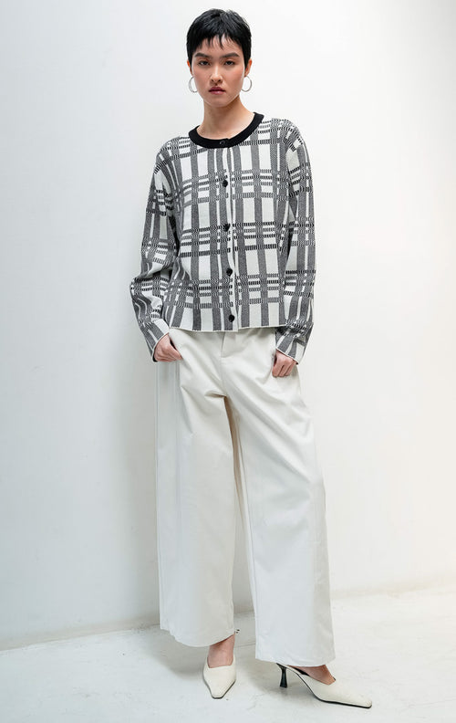 Kardigan rajut wanita lengan panjang warna hitam putih motif kotak-kotak (black and white checked pattern) Yamila Cardigan dengan kerah bulat (round neckline), kancing depan, dan list rajut hitam (ribbed trim). 