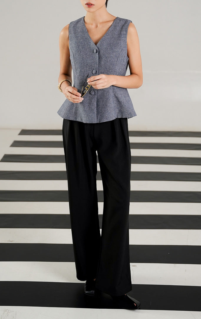 Outerwear rompi wanita tanpa lengan Zarina Vest Navy dengan model minimalis kancing depan dari This Is April. 