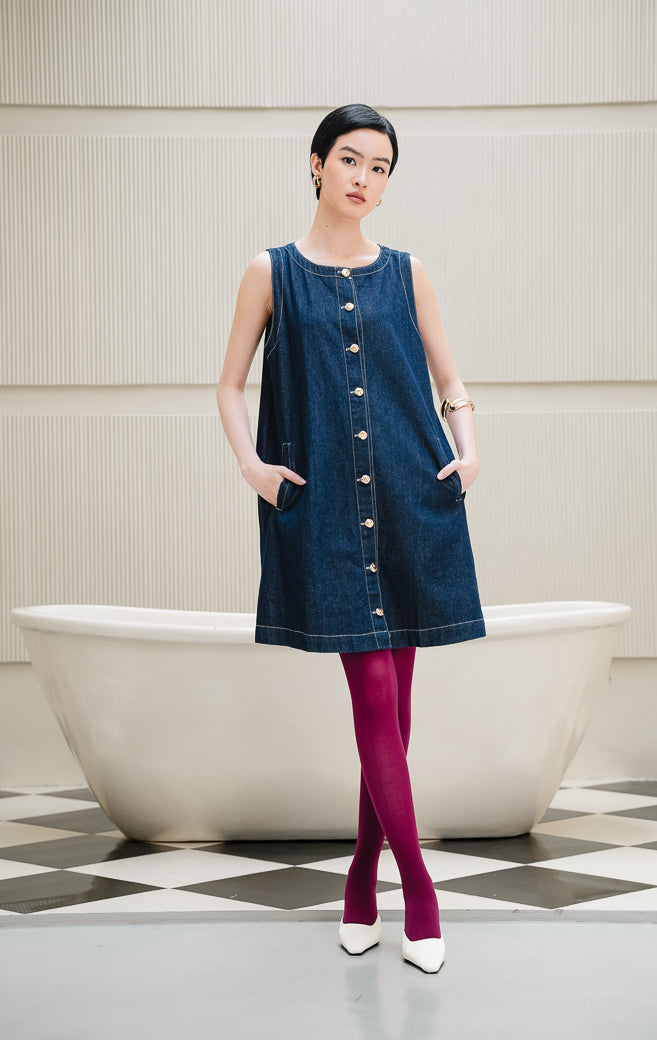 Dress denim wanita tanpa lengan warna biru Zephyr Dress dengan potongan straight-fit, kancing depan (button closure), dan detail saku double-welt.